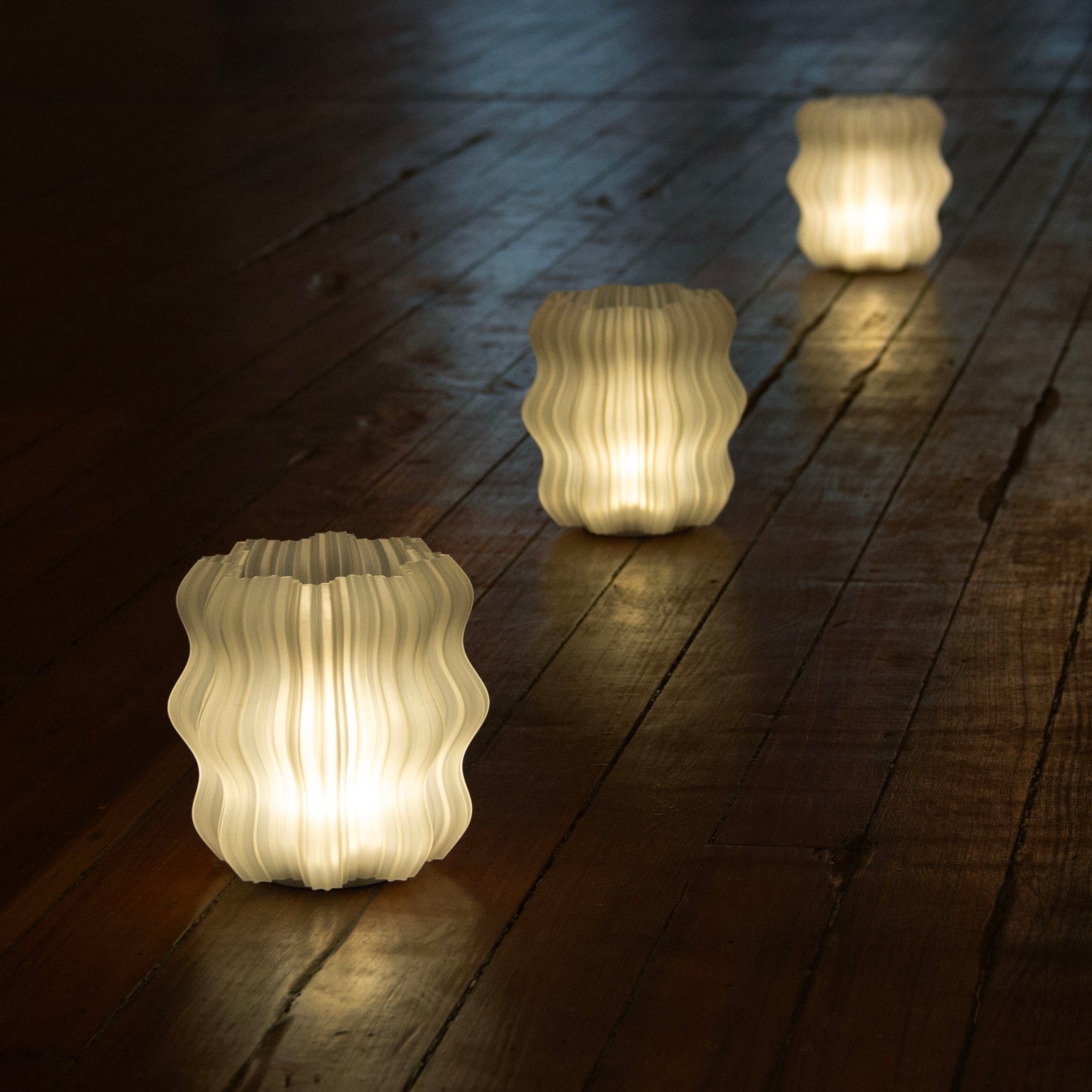 Cordless Mini Wavy Lamp – USB-C Rechargeable Sculptural Table Lamp